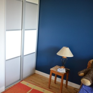 ANTOINE Peinture : Dans une chambre, peinture mur contrasté en blanc et bleu indigo