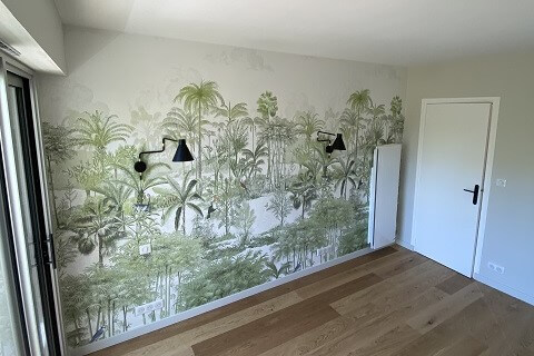 Mur décoré d'un papier peint décoratif